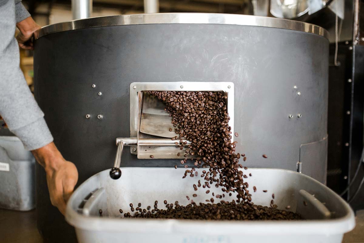 Koffiebrander. Filters helpen je de luchtkwaliteit verbeteren, wat bij productieprocessen erg belangrijk is.